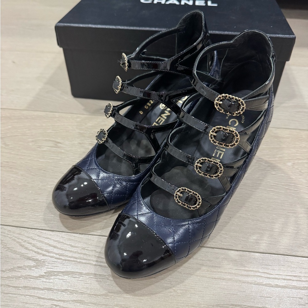 Chanel Interlocking Straps Navy/Black Quilted Pumps Size 37 - Picture 10 of 16